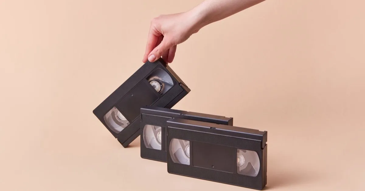 VHSテープを手に持っているところ
