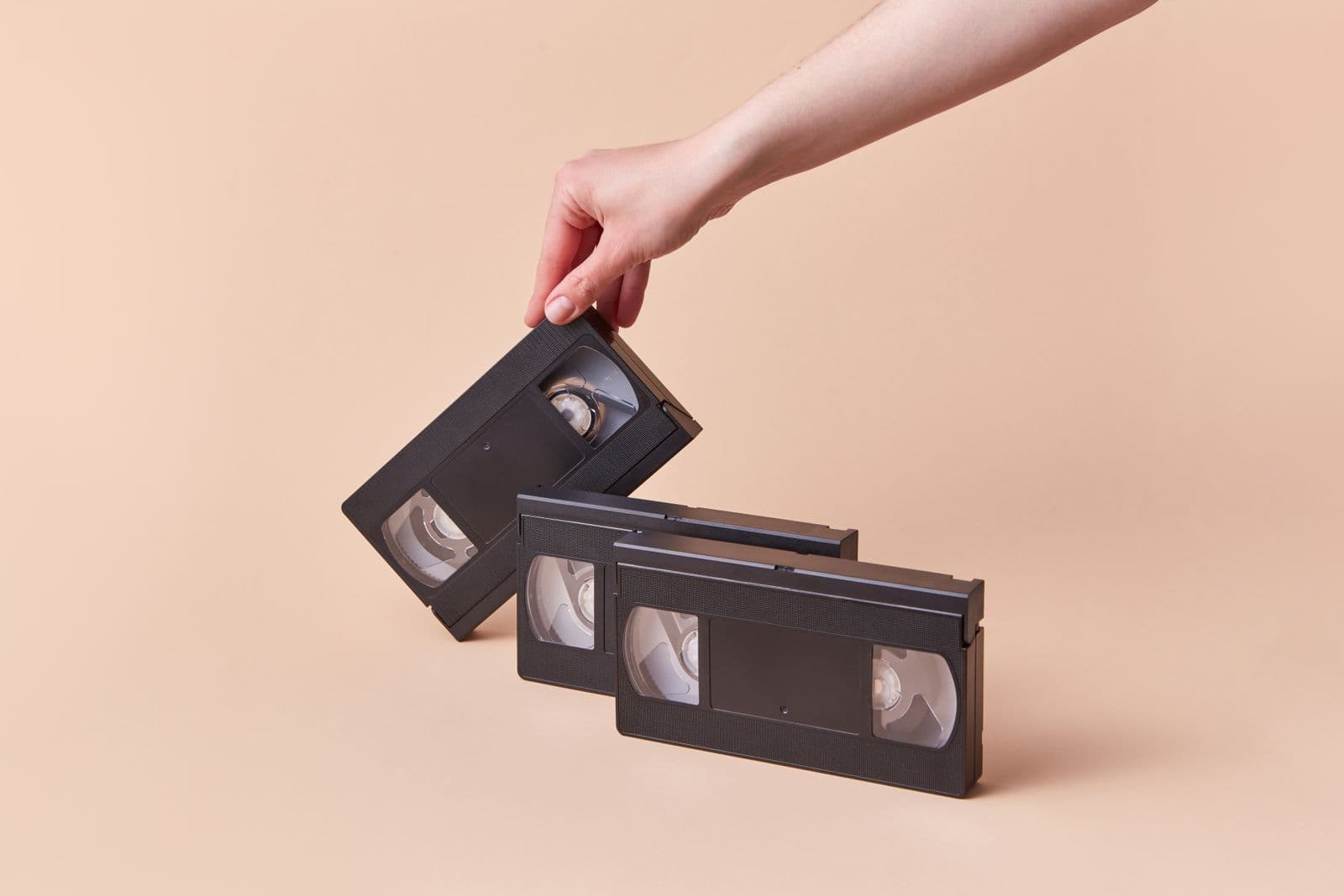 積まれたVHSテープをひとつ手に取る様子
